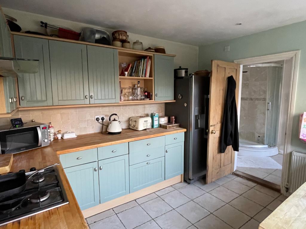 Lot: 132 - ATTRACTIVE HOUSE FOR IMPROVEMENT - Kitchen for house for refurbishment